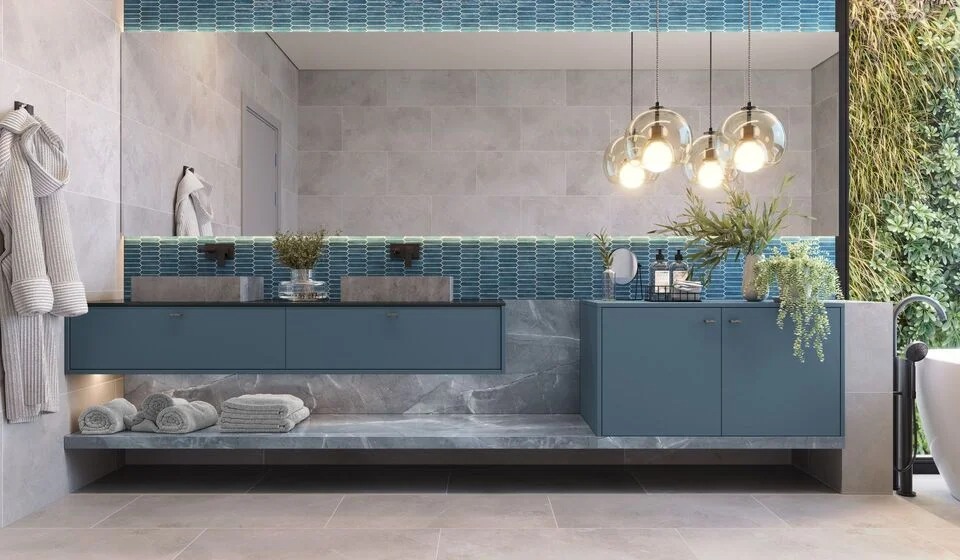 Banheiro planejado com detalhes em azul turquesa