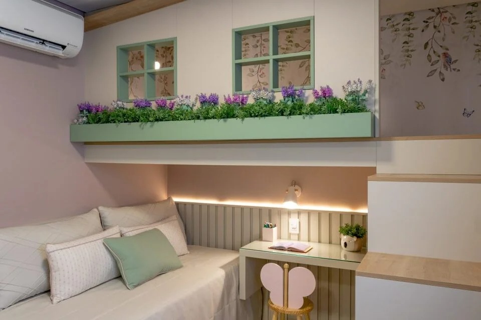 Quarto planejado com detalhes em verde menta