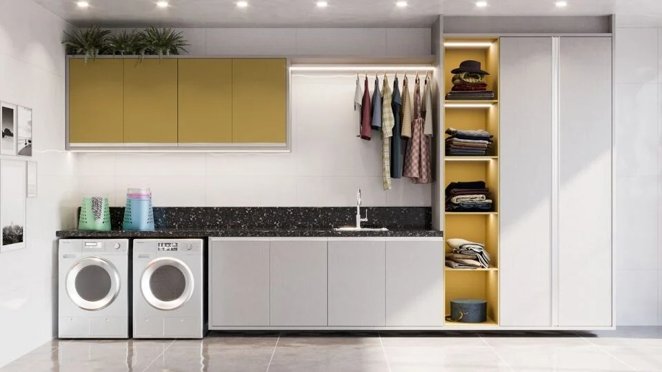 Lavanderia planejada com detalhes amarelos