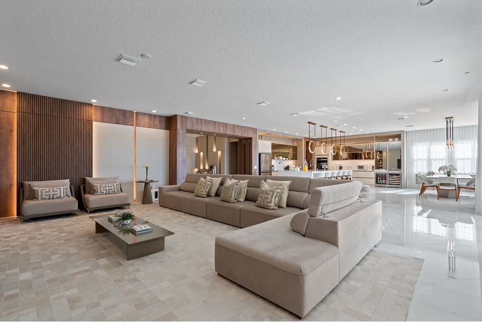 Sala de estar planejada com conceito aberto